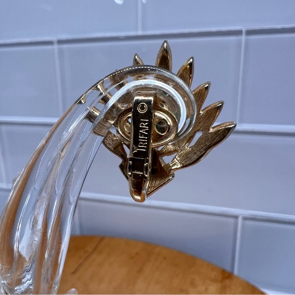 Vintage Crown Trifari Art Deco Fan Gold Tone Clip On Earrings Flapper Feather - Picture 7 of 9